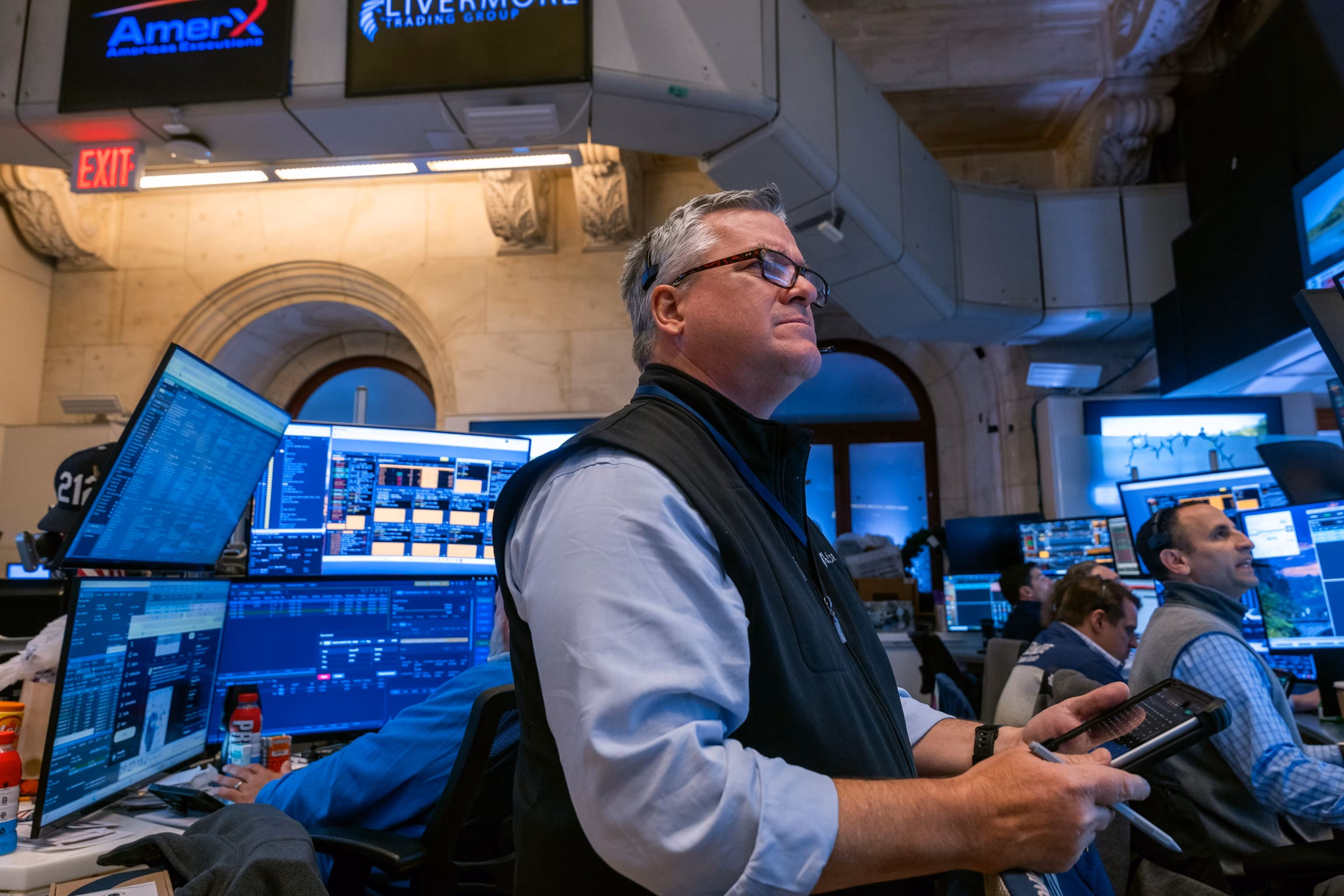 Stocks close higher after Senate votes to shut down government - INFBusiness