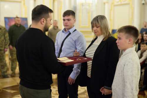 Зеленський вручив ордени "Золота Зірка" загиблих Героїв України їхнім рідним - INFBusiness