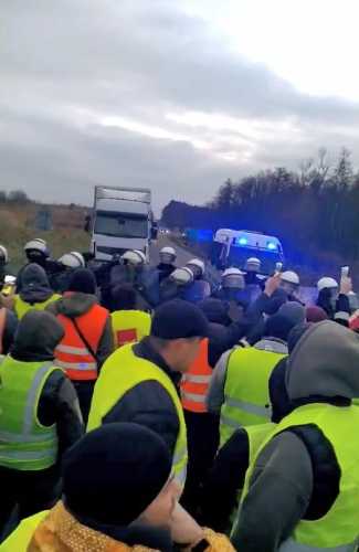 Дальнобійники, що застрягли на кордоні: Закінчується їжа, вода і паливо, але вантаж не кинемо - INFBusiness