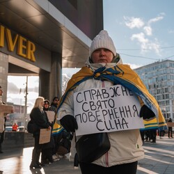 Родичі полонених захисників у Новий рік провели акцію біля ТЦ "Gulliver" у Києві - INFBusiness