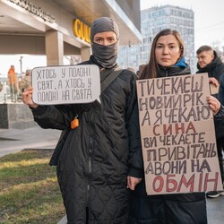 Родичі полонених захисників у Новий рік провели акцію біля ТЦ "Gulliver" у Києві - INFBusiness