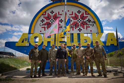 Зеленський розписався на стелі у Донецькій області, яку зафарбували - INFBusiness