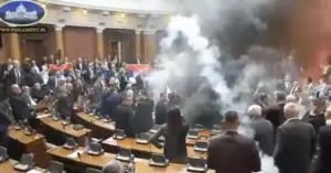 У парламенті Сербії запалили фаєри — постраждали три депутати