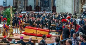 У Ватикані розпочалася церемонія прощання з Папою Римським