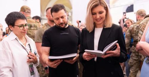 Зеленські купили на "Книжковому Арсеналі" низку книг, які передадуть на фронт - INFBusiness