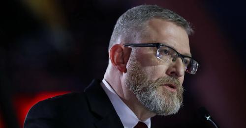 Кандидат у президенти Польщі Гжегож Браун зірвав прапор ЄС та витер ним взуття - INFBusiness