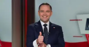 Кандидат у президенти Польщі під час дебатів поклав до рота невідому речовину та викликав бурхливі обговорення у мережі