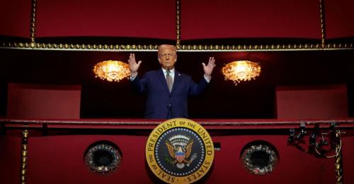 Аплодували та свистіли: поява Трампа у театрі викликала неоднозначну реакцію - INFBusiness