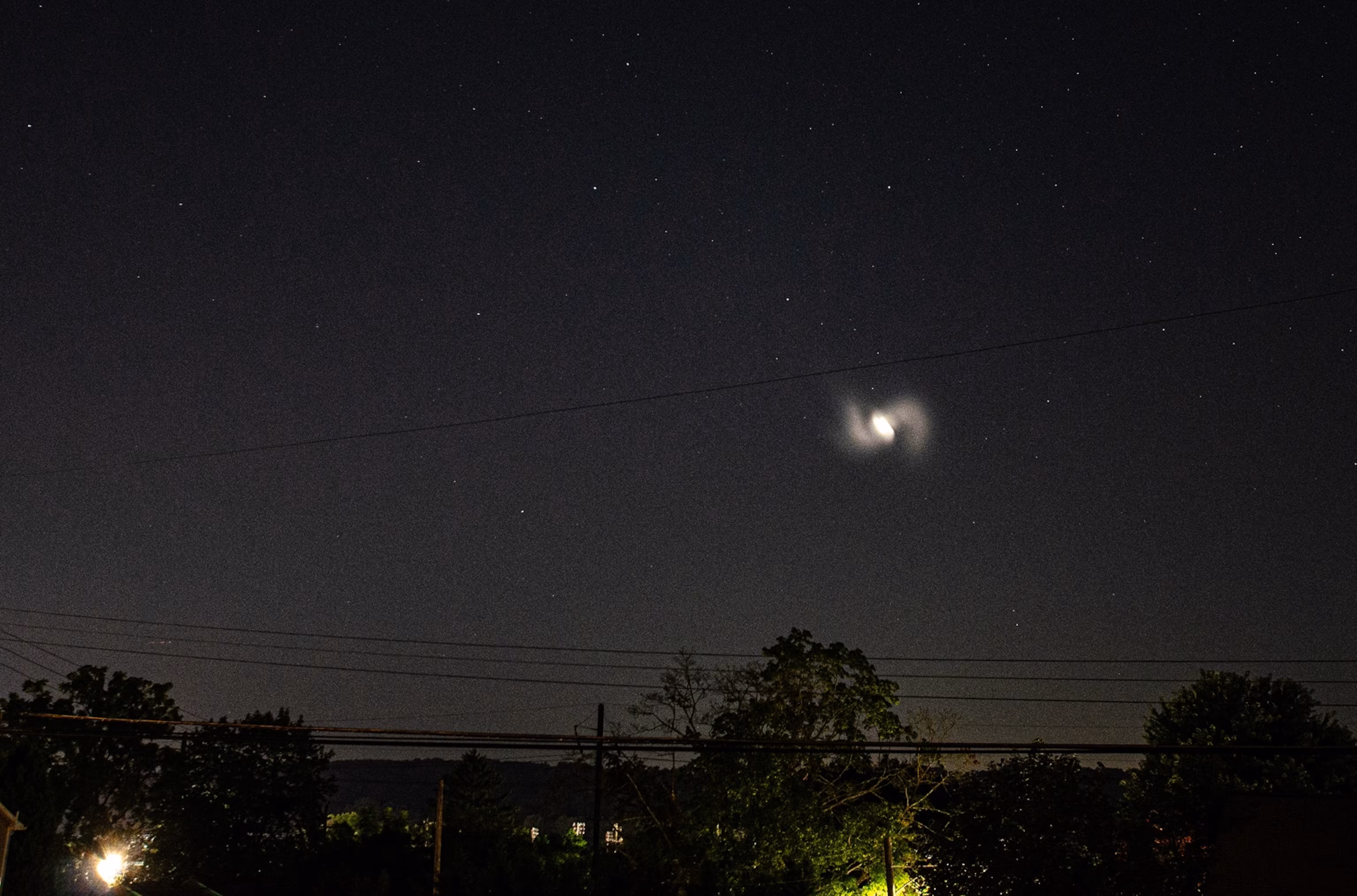 0:49 Спіраль видно на небі над Нью-Джерсі, 13 серпня 2025 року. Френсіс Мерфі Спостерігачі за зірками засліплені появою спіралей світла на нічному небі - INFBusiness