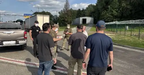 Фото: x.com/ICEgov США депортували перших українських біженців - INFBusiness