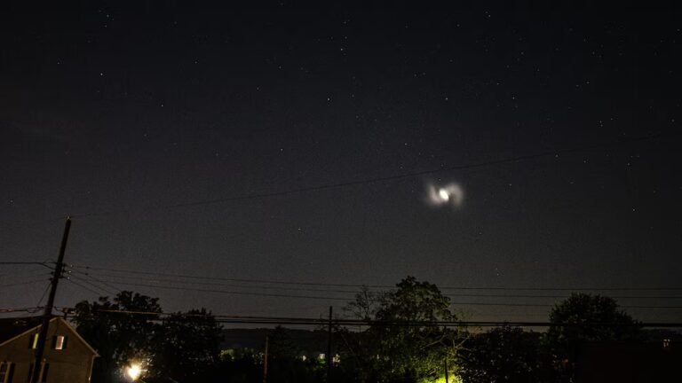 0:49 Спіраль видно на небі над Нью-Джерсі, 13 серпня 2025 року. Френсіс Мерфі Спостерігачі за зірками засліплені появою спіралей світла на нічному небі - INFBusiness