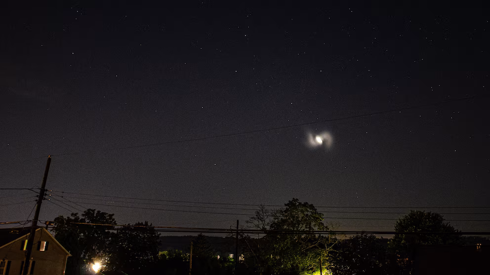 0:49 Спіраль видно на небі над Нью-Джерсі, 13 серпня 2025 року. Френсіс Мерфі Спостерігачі за зірками засліплені появою спіралей світла на нічному небі - INFBusiness