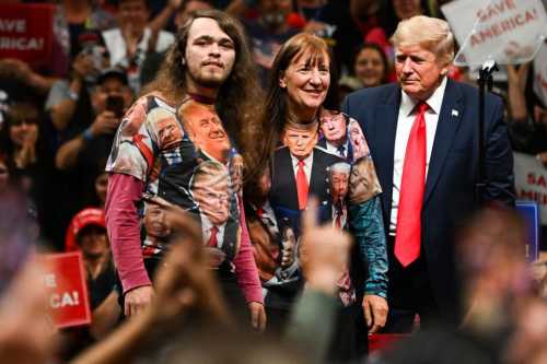 Президент США Дональд Трамп планує зустрітися з президентом Росії Володимиром Путіним 15 серпня 2025 року у штаті Аляска. Де саме пройдуть переговори - поки що неясно, називаються міста і Анкорідж, і Гірдвуд. Не дивно, якщо обидва президенти зустрінуться у місті Сітка – колись Ново-Архангельську. Коротко про – про ситуацію на Алясці за кілька днів до зустрічі. Аляска перед зустріччю Трампа та Путіна: люди закликають мітингувати з прапорами України - INFBusiness