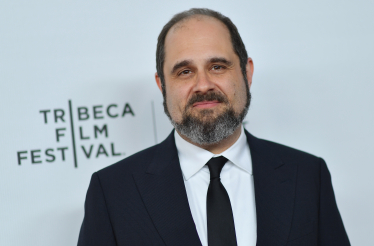 Український режисер Андрій Приймаченко отримав компенсацію від компанії HBO, яка без дозволу використала його твір – візуалізацію телефонної розмови диспетчерів – у мінісеріалі «Чорнобиль». Сторони дійшли згоди щодо авторства Приймаченка після розгляду справи в суді, розповів він Forbes Ukraine. режисер серіалу «Чорнобиль» від HBO Крейг Мезін /Getty Images