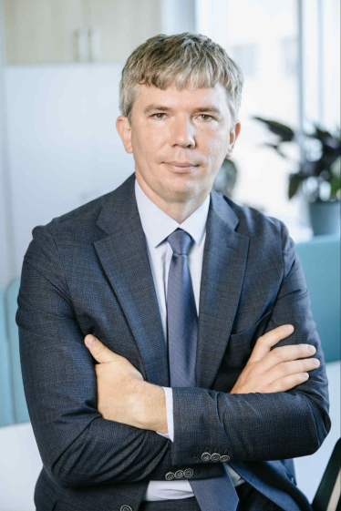 Кабмін після паузи у майже місяць і спроб перезапустити конкурс таки призначив нового керівника Бюро економічної безпеки (БЕБ) Олександра Цивінського. На цьому рішенні наполягали антикорупційні організації, міжнародні донори та бізнес. Бюро – орган, який має розслідувати економічні злочини, зокрема справи, повʼязані з бізнесом. За майже чотири роки роботи між бізнесом та керівниками бюро склалися непрості стосунки – підприємці скаржилися на тиск з боку органу. Що в БЕБ має змінити новий очільник Цивінський? Forbes Ukraine зібрав ключові поради від українських підприємців «Залишити 20% справ, де дійсно є що розслідувати». Що має виправити у роботі БЕБ новопризначений очільник Цивінський. Forbes Ukraine зібрав очікування бізнесу /Фото 2