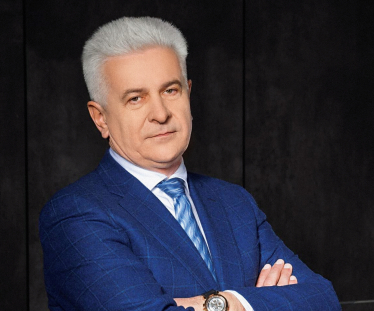 Кабмін після паузи у майже місяць і спроб перезапустити конкурс таки призначив нового керівника Бюро економічної безпеки (БЕБ) Олександра Цивінського. На цьому рішенні наполягали антикорупційні організації, міжнародні донори та бізнес. Бюро – орган, який має розслідувати економічні злочини, зокрема справи, повʼязані з бізнесом. За майже чотири роки роботи між бізнесом та керівниками бюро склалися непрості стосунки – підприємці скаржилися на тиск з боку органу. Що в БЕБ має змінити новий очільник Цивінський? Forbes Ukraine зібрав ключові поради від українських підприємців «Залишити 20% справ, де дійсно є що розслідувати». Що має виправити у роботі БЕБ новопризначений очільник Цивінський. Forbes Ukraine зібрав очікування бізнесу /Фото 1