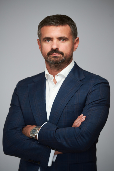 Кабмін після паузи у майже місяць і спроб перезапустити конкурс таки призначив нового керівника Бюро економічної безпеки (БЕБ) Олександра Цивінського. На цьому рішенні наполягали антикорупційні організації, міжнародні донори та бізнес. Бюро – орган, який має розслідувати економічні злочини, зокрема справи, повʼязані з бізнесом. За майже чотири роки роботи між бізнесом та керівниками бюро склалися непрості стосунки – підприємці скаржилися на тиск з боку органу. Що в БЕБ має змінити новий очільник Цивінський? Forbes Ukraine зібрав ключові поради від українських підприємців надано пресслужбою