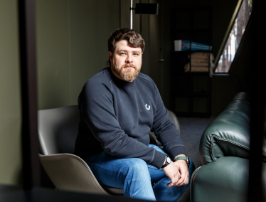 Кабмін після паузи у майже місяць і спроб перезапустити конкурс таки призначив нового керівника Бюро економічної безпеки (БЕБ) Олександра Цивінського. На цьому рішенні наполягали антикорупційні організації, міжнародні донори та бізнес. Бюро – орган, який має розслідувати економічні злочини, зокрема справи, повʼязані з бізнесом. За майже чотири роки роботи між бізнесом та керівниками бюро склалися непрості стосунки – підприємці скаржилися на тиск з боку органу. Що в БЕБ має змінити новий очільник Цивінський? Forbes Ukraine зібрав ключові поради від українських підприємців надано пресслужбою MacPaw