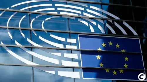 Криптовалюта робить фурор. Європейська економіка переживає переломний момент, зіткнувшись з появою гібридних фінансових продуктів, що народилися в результаті конвергенції традиційних фінансів та світу блокчейну. Серед цих інновацій виділяються токенізовані акції , які обіцяють революціонізувати доступ до фондових ринків. Однак цей розвиток подій викликає серйозні занепокоєння. У документі, опублікованому Європейським управлінням з цінних паперів та ринків (ESMA), публікується попередження: ці нові активи можуть ввести в оману роздрібних інвесторів. Це попередження має на меті захистити споживачів та передбачити ризики швидкозростаючого ринку, де обіцянка демократизації фінансів стикається з технічною та юридичною складністю. Криптовалюта в Європі: ЄС застерігає інвесторів від токенізації - INFBusiness