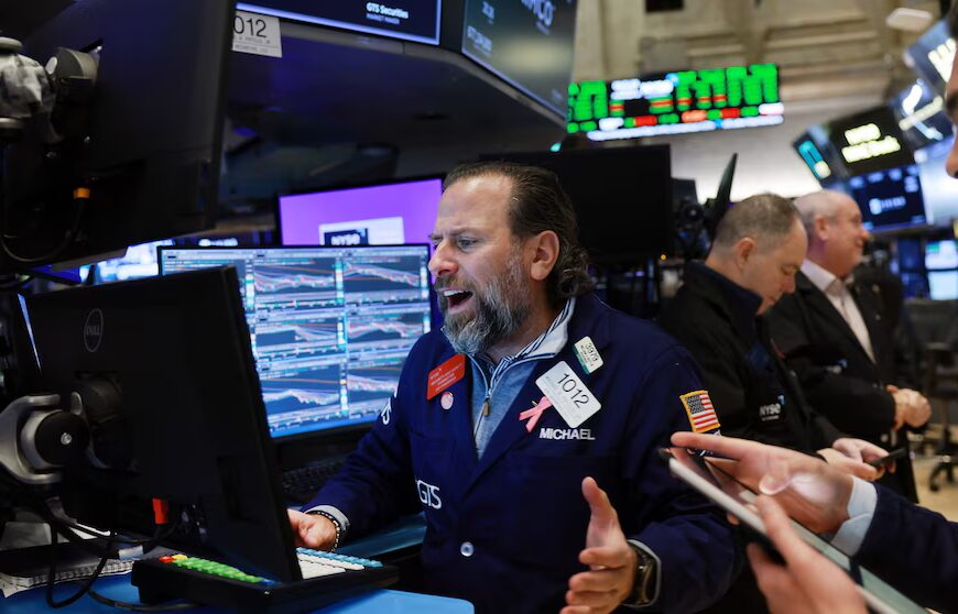 Акції закрилися значно нижче, стираючи ранкове зростання, спричинене прибутками Nvidia