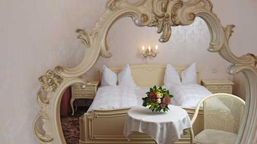 Дзеркало перед ліжком: чому це небажано