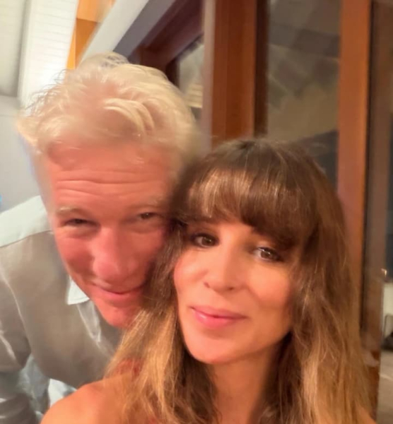 Річард Гір ніжно обійняв дружину та сяяв з&hellip;