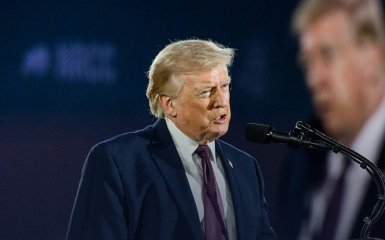 Трамп розкритикував НАТО, заявивши, що вони “ніколи не допоможуть”.