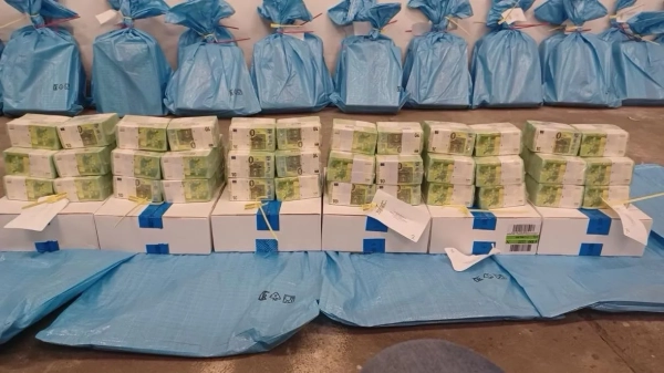 Уряд Угорщини на своїй сторінці в ФБ показав фотографії готівки й золота, вилучених із інкасаторських автівок Ощадбанка