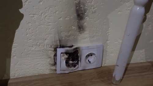 «Вона сама спалахнула!» — насправді ні. Чому плавляться розетки