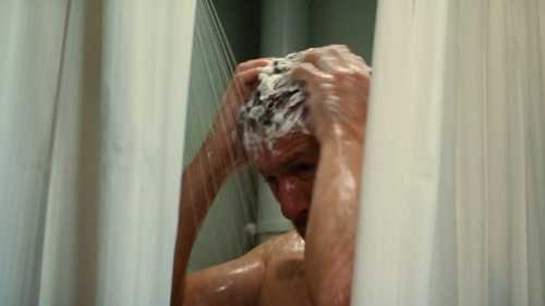 Чому душова головка розбризкує воду в різні боки і як це виправити