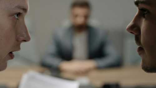 Чому в дискусіях фраза “моя хата скраю” є оптимальним підходом