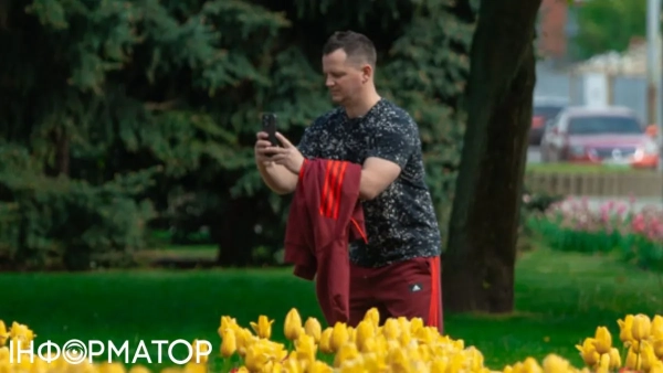 Чоловік за смартфоном Фото: Інформатор