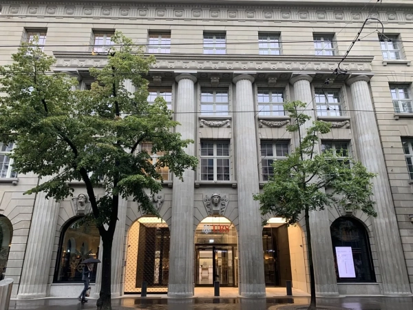 Історична штаб-квартира UBS на Bahnhofstrasse 45 у Цюріху, Швейцарія. Фото: Вікіпедія Історична штаб-квартира UBS на Bahnhofstrasse 45 у Цюріху, Швейцарія. Фото: Вікіпедія