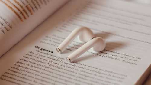 Вуха чи очі: що насправді ефективніше – читати чи слухати