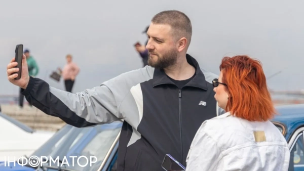 Чоловік зі смартфоном Фото: Інформатор