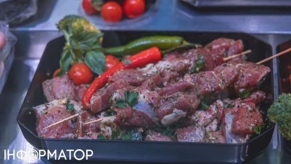 Свиний шашлик в супермаркеті Фото: Інформатор