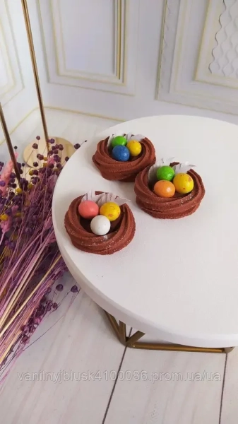 Цукрові крашанки, що лежать у гніздечку з легкого безе