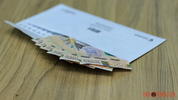 Гроші в конверті, фото: Інформатор