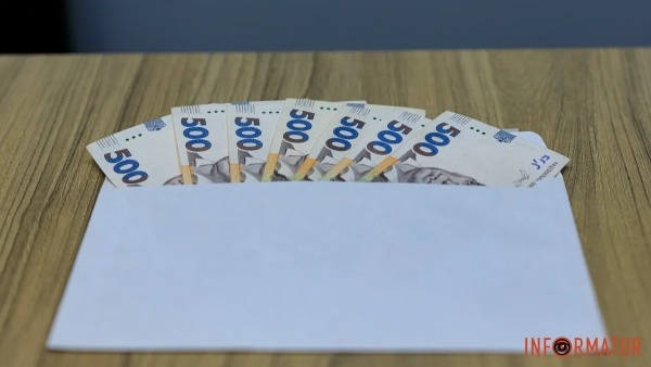 Гроші в конверті, фото: Інформатор 