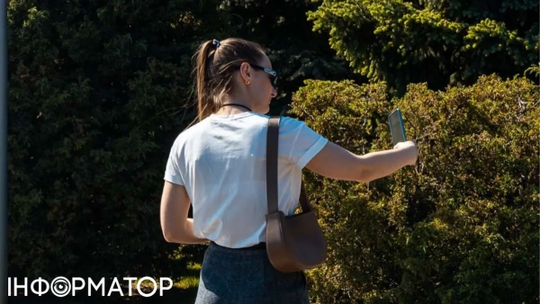 Дівчина з телефоном