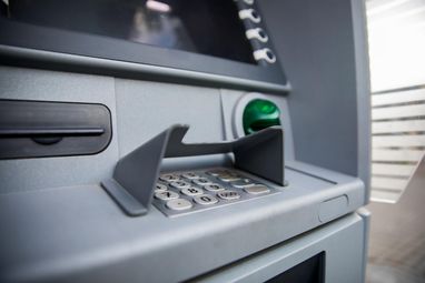 Банкомат заблокував кошти: найпоширеніші причини та рекомендації