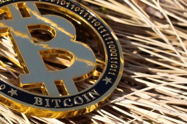 Крупні власники біткоїна накопичують, середні — розпродають