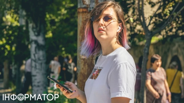 буква E смартфон