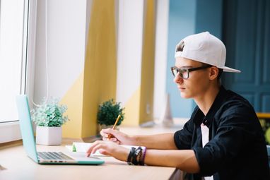 Пошук літньої роботи для молоді: від якого віку дозволено працевлаштування та які вакансії найбільш затребувані (ілюстрація)