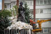 У столиці почали знімати захисні споруди з монументів. Робітники вже працюють біля пам’ятника Лесі Українці | Нерухомість Києва