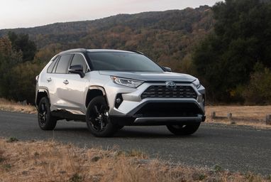 Українці все частіше надають перевагу гібридним авто: названо найпопулярніші моделі