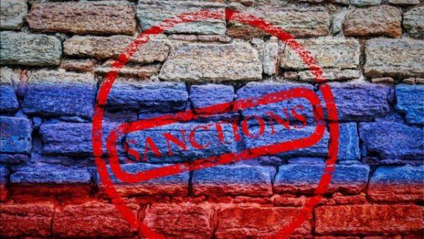 Євросоюз наклав санкції на 33 російські банки, заборонивши їм доступ до SWIFT.
