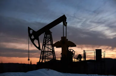 За даними Bloomberg, світові запаси нафти зменшилися на сотні мільйонів барелів.