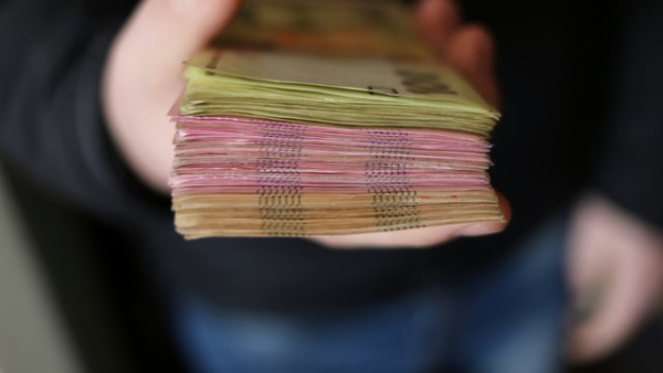 Більше ніж 80% звичайних громадян України відчувають, що їхні заробітки не дозволяють забезпечити гідний рівень життя – це показало опитування Європейської Бізнес Асоціації.