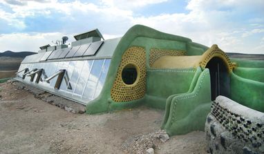 Екобудинки з шин і пляшок зберігають 20°C без клімат-контролю